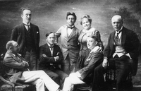 Slovenski umetniki, člani Hrvatskog narodnog kazališta u Zagrebu l. 1917 - Ignacij Borštnik, Ivan Levar, Rudolf Bukšek, Josip Rijavec, Irma Polak, Hinko Nučič, Josip Križaj.
Fotografija je last: SLOGI (SGM).
Neg.: S.XXXIV,28, S.I,35. Sig. 104