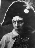 Milan Skrbinšek kot Maršal Soult - Wilhelm Raort: Waterloo. Režija: Bratko Kreft, scena: Ernest Franz. SNG Drama Ljubljana, 25. 11. 1934.
Fotografija je last: SLOGI (SGM)
Neg.: S.XL, 163, sig. 341