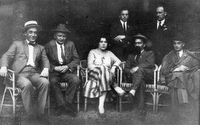 Umetniška družba - Ivan Levar, Izidor Cankar, Liza Levar, Božidar Jakac, Ivan Meštrović, Franc Mesesnel, Ivan Zorman. V Ljubljani 1923 po Meštrovićevi razstavi v Jakopičevem paviljonu junija in julija.
Fotografija je last: SLOGI (SGM)
Neg.: S.II, 46, sig. 404