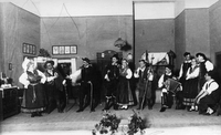 Cvetko Golar: Vdova Rošlinka - Juvan, Lipah, Skrbinšek, Levar, Danilova, Kralj - SNG Drama Ljubljana, 27. 4. 1930.
Fotografija je last: SLOGI (SGM)
Neg.: S.XIV, 4, CLIV, 40; sig. 545