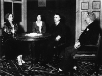 Maurice Rostand: Vest - Marija Vera, Boltar, Debevec, Skrbinšek - Maurice Rostand: Vest - I. dej.
Režija: Ciril Debevec, NG Drama Ljubljana, 14. 10. 1931.
Objavljeno v: Ilustrirani Slovenec, 1. 3. 1932.
Neg.: S. XV, 12; sig. 908