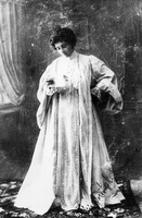 Zofija Borštnik - Zvonarjeva kot Marguerite Gautier - Alexandre Dumas: Dama s kamelijami. (Sofija, 1905?)
Fotografija je last: SLOGI (SGM)
Neg.: S. LI, 10; sig. 1078