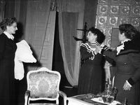 Tri sestre - Sever, Juvan, Danilova - Anton Pavlovič Čehov: Tri sestre - III. dej. SNG Drama Ljubljana, 2. 3. 1956.
Neg.: S.LXX, 39; sig. 1940