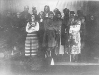 Nevesta s krono - Šarič, Debevec, Gregorin, ?, Kralj, Skrbinšek, Cesar, ?, Danilova - August Strindberg: Nevesta s krono. SNG Drama Ljubljana, 2. 10. 1929.
Fotografija je last: SLOGI (SGM).
Neg.: S.LXIV, 56; sig. 2079