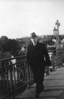 Filip Kumbatovič st. - Oče Filipa Kumbatoviča Kalana v zgodnjih letih, pred II. svetovno vojno (v 30-ih letih), na mostu čez Dravo v Mariboru