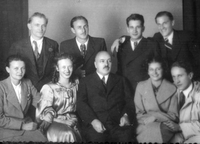 Filip Kumbatovič Kalan s kolegi - Slušatelji z uni. prof. arhitekture Ivanom Vurnikom, Ljubljana, 1936.
V sredi sedi prof. Ivan Vurnik, drugi z desne stoji Filip Kumbatovič Kalan.