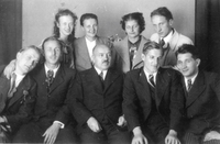 Filip Kumbatovič Kalan s kolegi - Slušatelji z uni. prof. arhitekture Ivanom Vurnikom, Ljubljana, 1936.
V sredi sedi prof. Ivan Vurnik, zadnji z desne sedi Filip Kumbatovič Kalan.