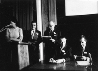 Homo mensura  - Na VII. kongresu FIRT, PRAGA 1.-9.ix.1973.
Otvoritev simpozija in kongresa na Karlovi univerzi - Kumbatovič ponovno izvoljen za predsednika.

Na sliki: prevajalka, František Černy, Edmund Stadler, Vladimir Prochazka, Filip Kumbatovič Kalan