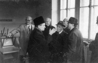 Homo mensura  - 50. obletnica mature na mariborski realki, Maribor, december 1978 - s sošolci v razredu, Kumbatovič je drugi z leve.