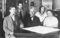 Homo mensura - družinska fotografija - Levo Filip Kumbatovič st. in Filip Kumbatovič Kalan.
Poleg sta verjetno stara starša po očetovi strani in sestra Jelica (+1928).

