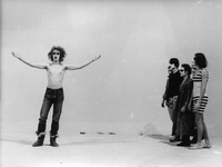 Pupilija, papa Pupilo pa Pupilčki  - TV-snemanje. December 1969 ali januar 1970.
Tomaž Kralj z dvignjenimi rokami.

