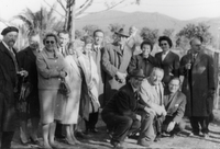 Skupinska fotografija - Prvi z leve Božidar Jakac, poleg njega žena Tatjana Jakac; spredaj z desne kleči Bratko Kreft.
Gradivo 