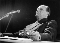 prof. dr. France Koblar - Ob 20-letnici predavateljstva na AGRFT in izvolitvi med redne člane SAZU je Viba posnela kratek portret prof. Koblarja (rež. Milan Ljubić, maj 1965). Slike so s filmskega zapisa (snemalca: France Cerar, Janez Verovšek).
Povzeto po List 4 (1964-1965).
