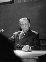 prof. dr. France Koblar - Ob 20-letnici predavateljstva na AGRFT in izvolitvi med redne člane SAZU je Viba posnela kratek portret prof. Koblarja (rež. Milan Ljubić, maj 1965). Slike so s filmskega zapisa (snemalca: France Cerar, Janez Verovšek).
Povzeto po List 4 (1964-1965).
