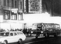 Oglejte si novi svet, obiščite ZDA! - 42. ulica v New Yorku opolnoči. Tu neprekinjeno do jutra predvajajo najrazličnejše pornografske filme.