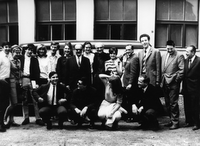 Študentje kansaške univerze v Ljubljani - skupinska - Ameriški študentje in študentje AGRFT s profesorji na dvorišču MGL, maj 1967