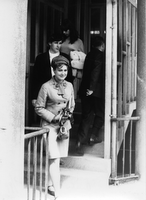 Študentje kansaške univerze v Ljubljani - Mrzel, ?, Makarovič - Ameriški študentje in študentje AGRFT s profesorji na dvorišču MGL, maj 1967