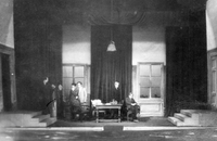 Hermon Ould: Piskač se smeje  - SNG Drama Ljubljana, 8. 4. 1929.
Fotografija je last: SLOGI (SGM)
Neg.: S.LXXIII, 51, sig. 2918
