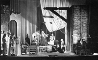 William Shakespeare: Hamlet - (dvorjani), Sever, Svetel, Levar, Jan, Mežan - SNG Drama Ljubljana, 14. 3. 1948.
Foto Slovenija.
Neg.: S.LXXXVII, 14-15, sig. 3342