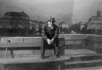 Achard: Življenje je lepo - Levar kot Bonaparte - SNG Drama Ljubljana, 30. 5. 1929.
Plakat 525. 
Fotografija je last: SLOGI (SGM).
Neg.: S.CLXVI, 32; sig. 7039