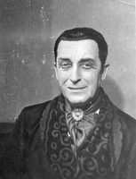 Kaufman, Ferber: Simfonija 1937 - Levar kot Larry Renault - SNG Drama Ljubljana, 11. 2. 1937. 
Plakat: 621. 
Fotografija je vir: SLOGI (SGM).
Neg.: S.CLXVI, 17; sig. 7052