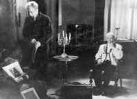Krleža: Gospoda Glembajevi - Skrbinšek, Levar - SNG Drama Ljubljana, 14. 3. 1948. Posnetek iz snemanja za trideset let slovenske Drame (film, režija in scenarij: Jože Gale), Triglav film, Ljubljana 1949.
Fotografija je vir: SLOGI (SGM).
Neg.: S.CLXVI, 29; sig. 7064