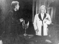 Krleža: Gospoda Glembajevi - Skrbinšek, Levar - SNG Drama Ljubljana, 14. 3. 1948. Posnetek iz snemanja za trideset let slovenske Drame (film, režija in scenarij: Jože Gale), Triglav film, Ljubljana 1949.
Fotografija je vir: SLOGI (SGM).
Neg.: S.CLXVI, 28; sig. 7063