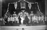 Princeska in pastirček - skupinska - Pavel Golia: Princeska in pastirček.
Ljubljana, Narodno gledališče.
Fotografija je last: SLOGI (SGM).
Neg.: S.LXIII, 47; sig. 32906.