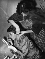 Vida Juvan pri maskiranju - Fani Kambič, frizerka v Drami pripravlja Vido Juvan za vlogo pri predstavi Giocondin nasmeh, 1953