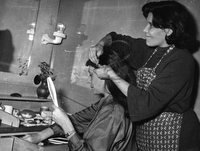 Vida Juvan pri maskiranju - Fani Kambič, frizerka v Drami pripravlja Vido Juvan za vlogo pri predstavi Giocondin nasmeh, 1953